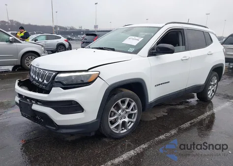 2022 Jeep Compass Latitude Lux 4X4 z USA, uszkodzony, nr VIN 3C4NJDFB9NT216202